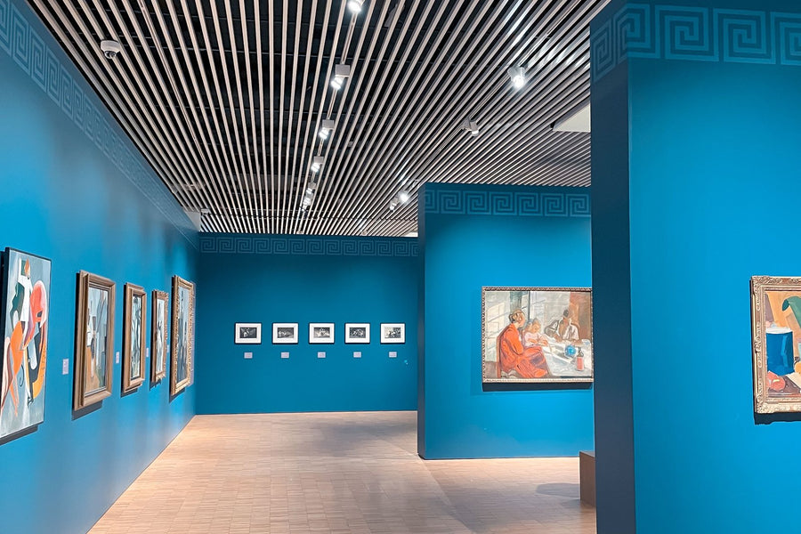 Mavi duvarlı çağdaş sanat galerisinde renkli eserler