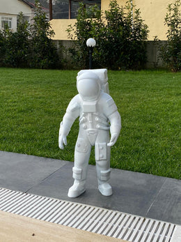 White Astronot Heykeli
