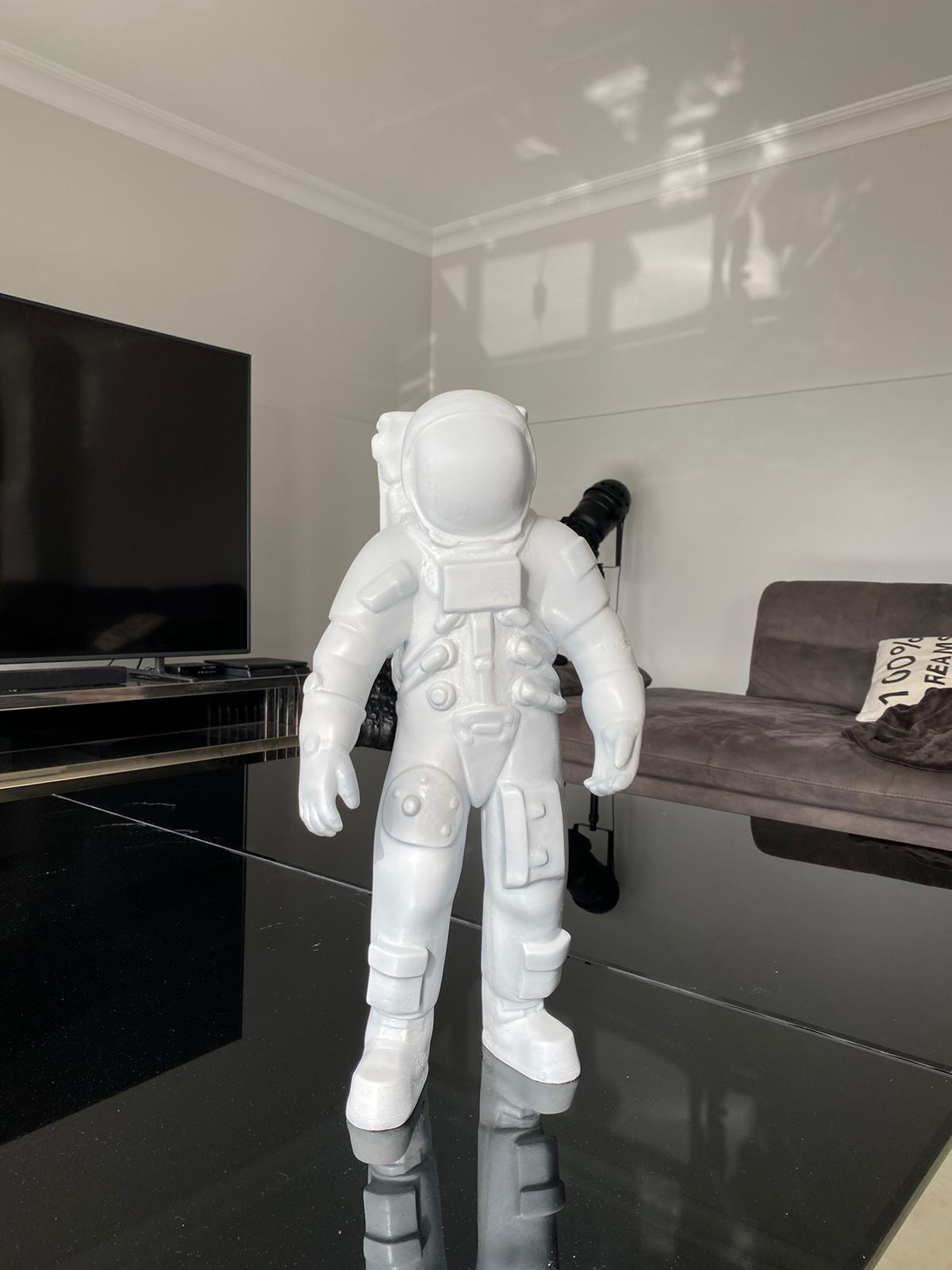 White Astronot Heykeli