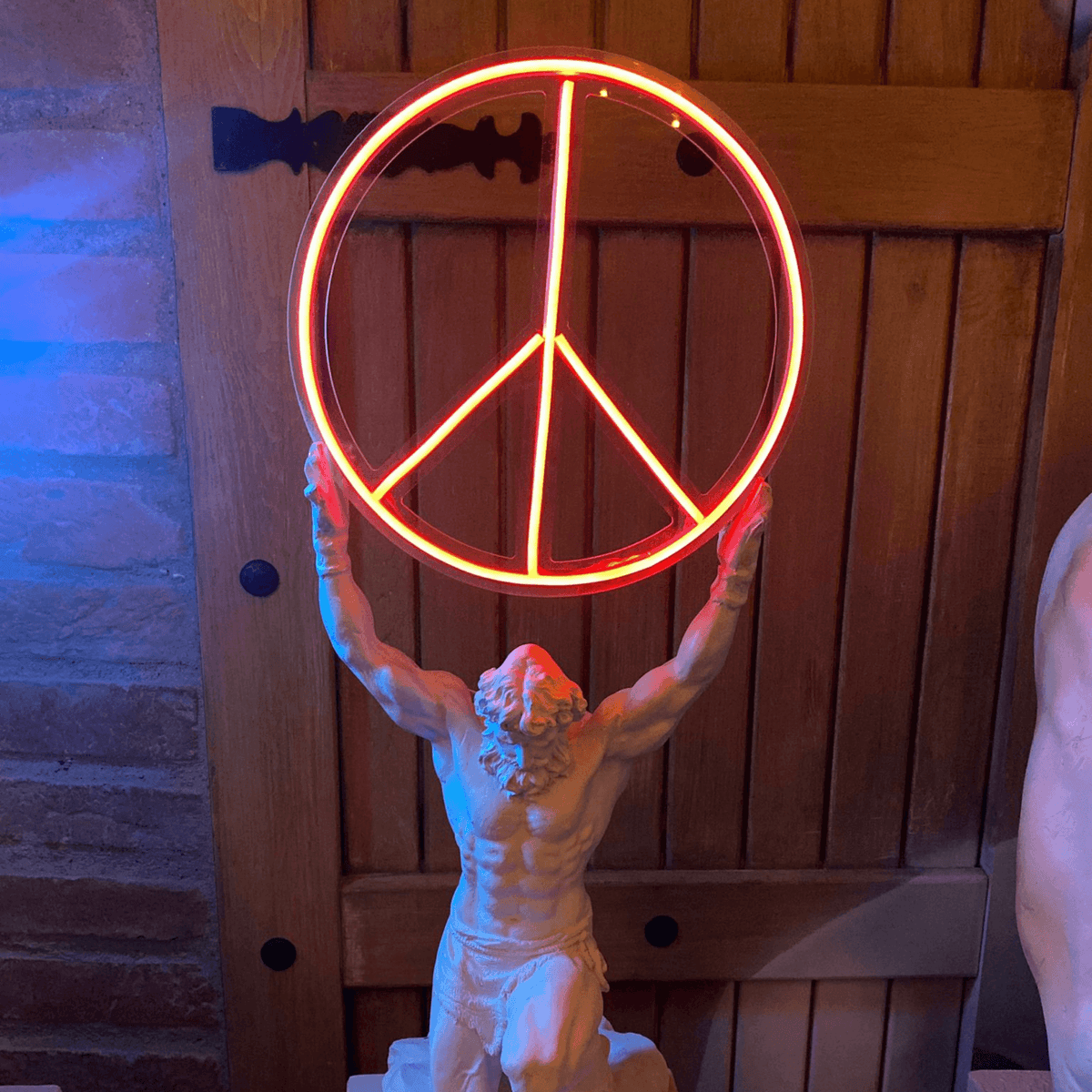 Design Atlas Peace Sculpture - vinterro