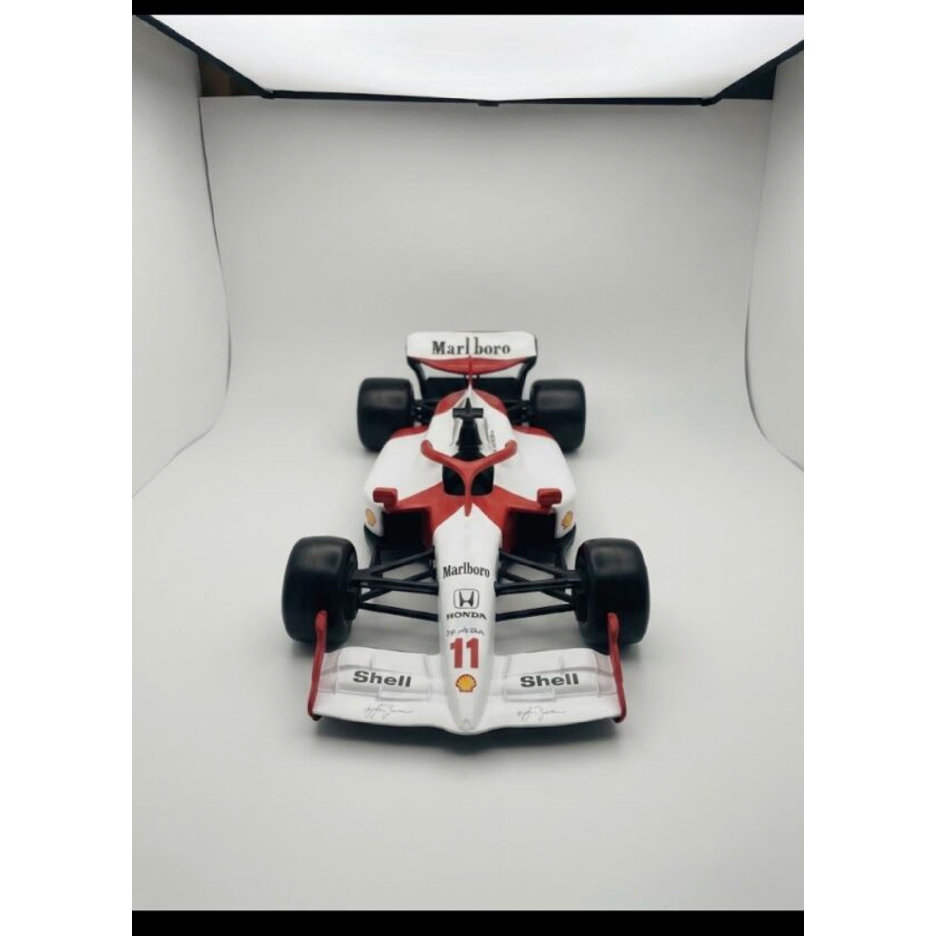 Formula 1 Model Yarış Arabası – kaynak ürün görseli | Drag&Drop