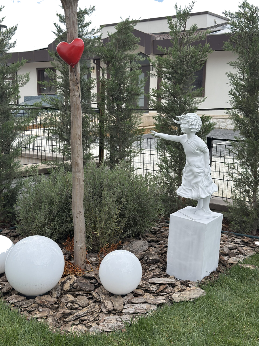 Drag&Drop transparent product image - Balloon Girl White
