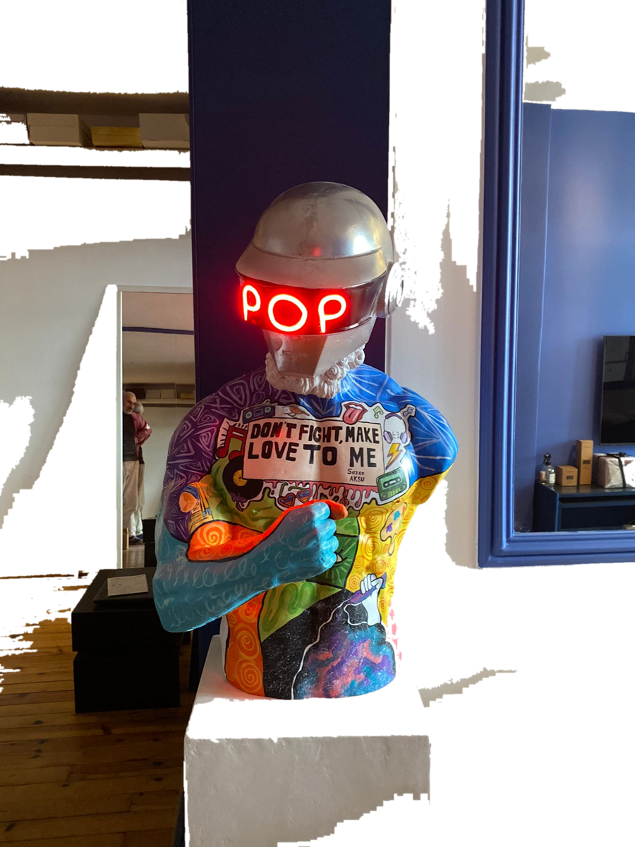 Drag&Drop transparent product image - Hercules Pop Helmet Sculpture
