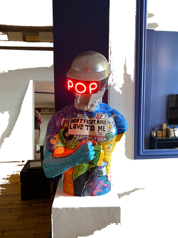 Drag&Drop transparent product image - Hercules Pop Helmet Sculpture
