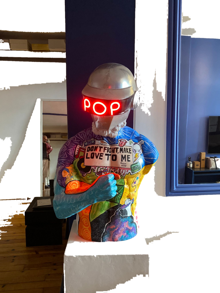 Drag&Drop transparent product image - Hercules Pop Helmet Sculpture